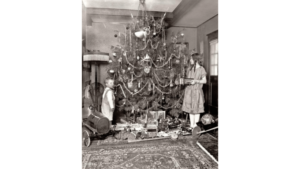 primo albero di Natale con illuminazione elettrica